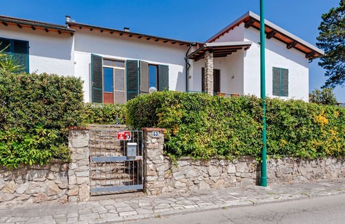 Tirrenia Villa | Villa 'Allori Tirrenia' with Private Terrace and Private Garden