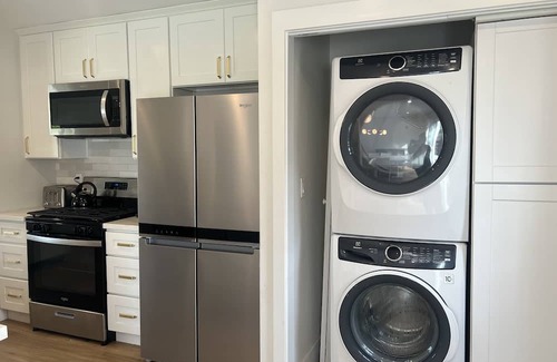 Lake Balboa Casa | Lake Balboa gated corner lot with large pool and yard