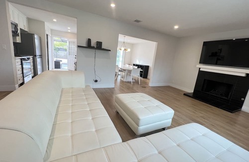 Lake Balboa Casa | Lake Balboa gated corner lot with large pool and yard