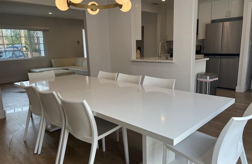 Lake Balboa Casa | Lake Balboa gated corner lot with large pool and yard