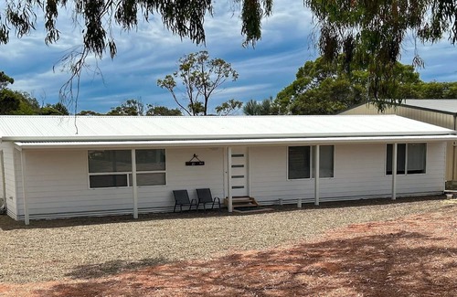 Lake Wangary Casa | Jubilee Cottage - Wake up to the sound of the birds in this brand new, cosy and functional, cottage retreat.