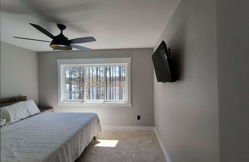 Granite Falls Casa | Coveside Drive - Beautiful Lakefront Home!
