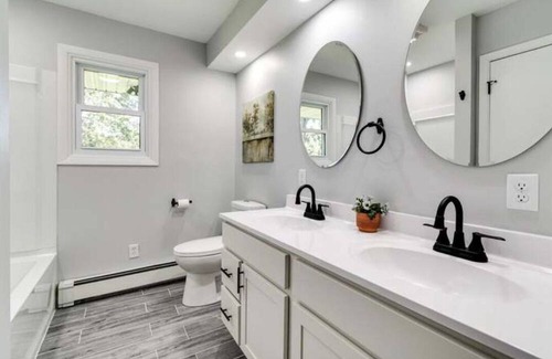 De Forest Casa | Midcentury modern waterfront home in quiet neighborhood with mature trees