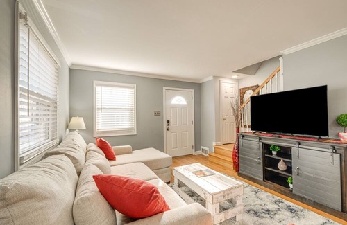 Seminary Hill Casa | Pet-Friendly Alexandria Escape w/ Yard: 8 Mi to DC