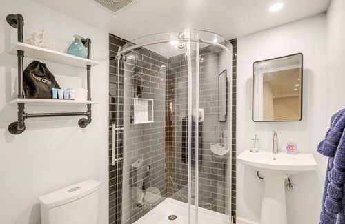 Seminary Hill Casa | Pet-Friendly Alexandria Escape w/ Yard: 8 Mi to DC