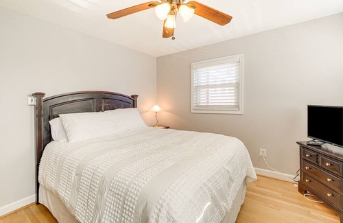 Seminary Hill Casa | Pet-Friendly Alexandria Escape w/ Yard: 8 Mi to DC