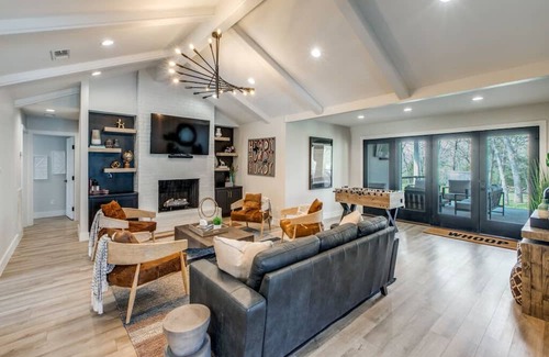 College Station Casa | 3 Mi to Kyle Field-1.5 Acre-Fire Pit/Patio-3500 sf