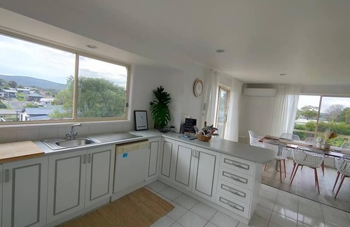 Eden Casa | Easy Walk to Beach & Town, pet friendly with SUPERHOSTS