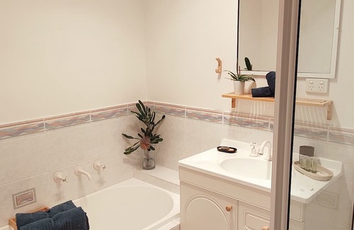 Eden Casa | Easy Walk to Beach & Town, pet friendly with SUPERHOSTS