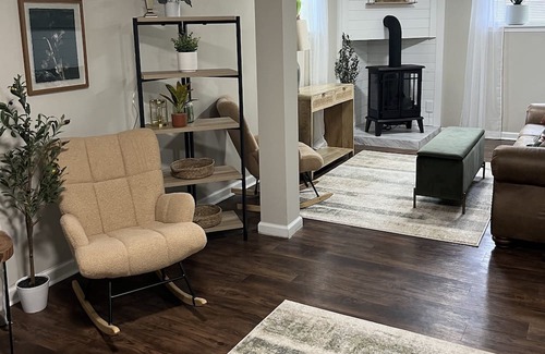 Christiansburg Apartamento | Studio oasis ready for you! …No Cleaning Fee….Near I-81, VT & Radford