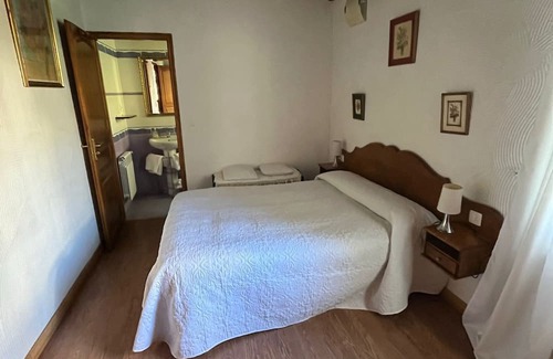 Pirineos de Navarra Apartamento | Apartment 'Etxezurialde I' with Mountain View, Private Terrace and Wi-Fi
