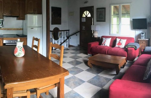 Pirineos de Navarra Apartamento | Apartment 'Etxezurialde I' with Mountain View, Private Terrace and Wi-Fi