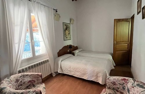 Pirineos de Navarra Apartamento | Apartment 'Etxezurialde I' with Mountain View, Private Terrace and Wi-Fi