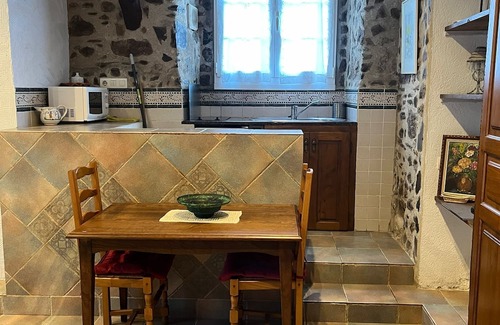 Pirineos de Navarra Apartamento | Studio Apartment 'Etxezuria' with Mountain View, Private Garden and Wi-Fi
