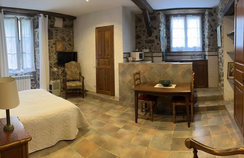 Pirineos de Navarra Apartamento | Studio Apartment 'Etxezuria' with Mountain View, Private Garden and Wi-Fi