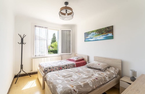 Saint-Laurent-La-Vernede Casa | Holiday Home 'Villa Jasmin' with Private Terrace, Balcony and Wi-Fi