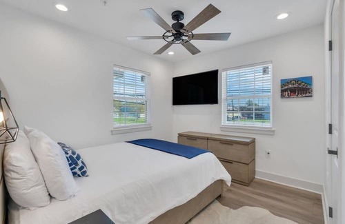 Tulane - Gravier Casa | Modern Comfort in NOLA: 3BR, 2BA Mid-City - Close to Downtown