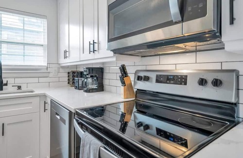 Tulane - Gravier Casa | Modern Comfort in NOLA: 3BR, 2BA Mid-City - Close to Downtown