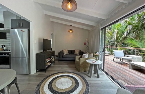 Onetangi Cabaña | Nestled amidst the captivating beauty of Waiheke Island
