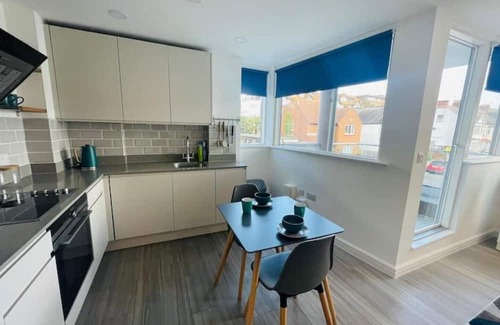 Isle of Grain Apartamento | Leigh Broadway Apartment With Parking & Balcony