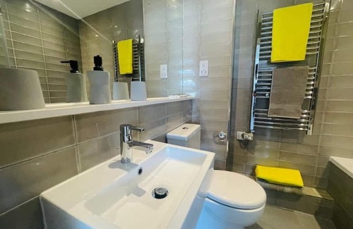 Isle of Grain Apartamento | Leigh Broadway Apartment With Parking & Balcony