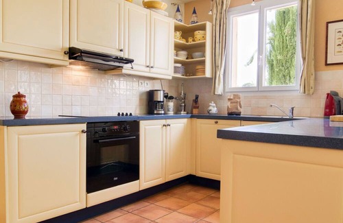 Nans-les-Pins Apartamento | Nice apartment for 6 people with WIFI, pool, TV, terrace and parking
