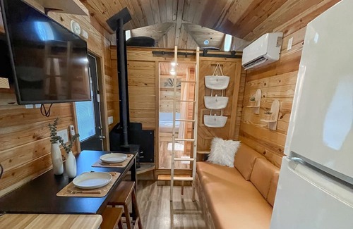 Parsons Cabina | The Self-Care Tiny Cabin near TN River