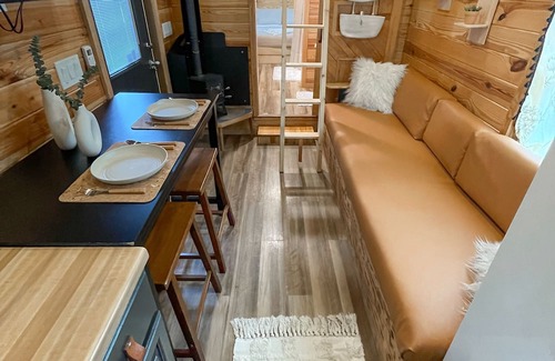 Parsons Cabina | The Self-Care Tiny Cabin near TN River