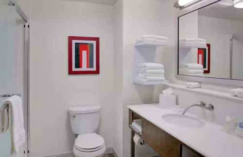 Columbus Casa | Modern Rooms | EV Charging & Indoor Pool | Next to Scioto Downs