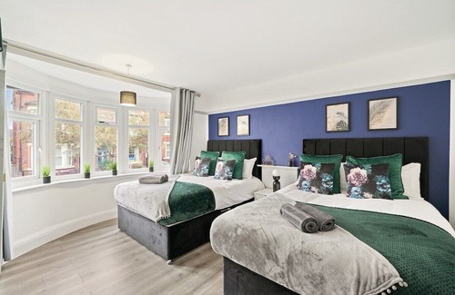 Forest Fields Casa | Stylish 4 Bed House in Nottingham - sleeps 15