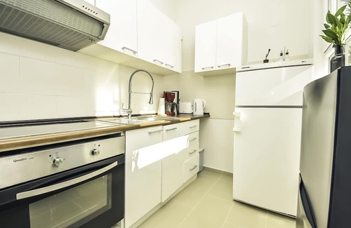 Obrovac Apartamento | Lovely apartment for 4 people with WIFI, A/C, TV, terrace, pets allowed and parking
