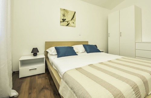 Obrovac Apartamento | Lovely apartment for 4 people with WIFI, A/C, TV, terrace, pets allowed and parking