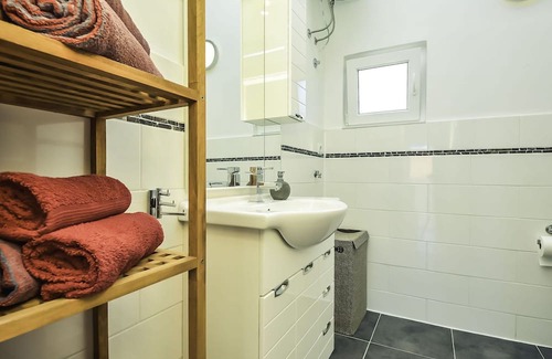 Obrovac Apartamento | Lovely apartment for 4 people with WIFI, A/C, TV, terrace, pets allowed and parking