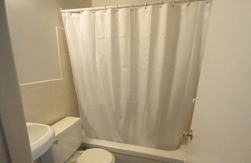Florissant Apartamento | Quiet cozy apartment right off the highway! Next to 3 shopping plaza’s!