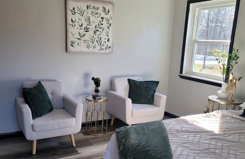 Loganville Casa | Lovely 3-bedroom house seating on 3 acrage with AC and WiFi in Loganville