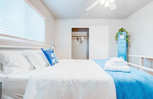 Carmichael Casa | Colorful Retro Home 3Br 2BA