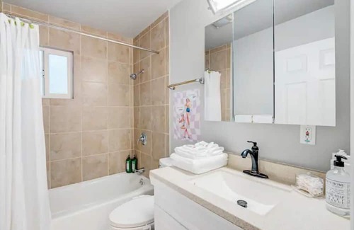 Carmichael Casa | Colorful Retro Home 3Br 2BA