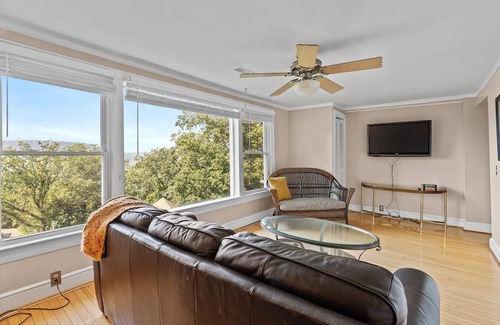 East Ridge Apartamento | Centralized and Spacious Apartment Overlooking Chattanooga!