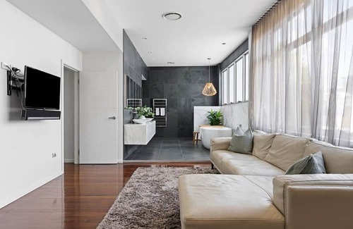 Newcastle West Apartamento | Retreat on Denison - Perfect for City Explorers!