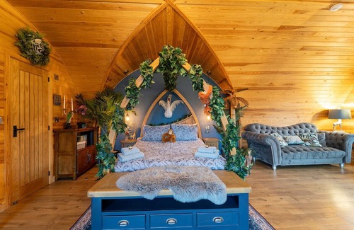 Clitheroe Cabina | Tranquil Luxury: Hot Tub, Firepit, & undercover patio