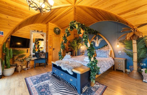 Clitheroe Cabina | Tranquil Luxury: Hot Tub, Firepit, & undercover patio