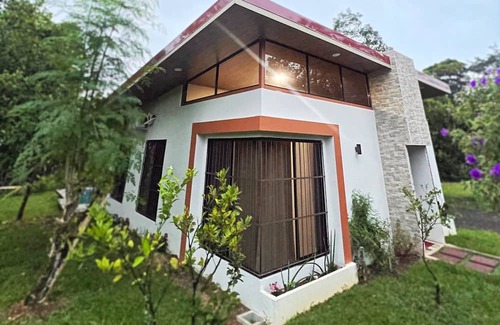 San Isidro de Grecia Cabina | EcoSky "Tranquil Retreat Near La Fortuna: Private Pool, Lake Access, and More!"