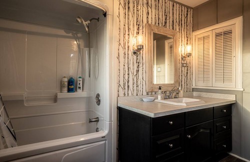 Niagara Falls Cabaña | Waterfront Home surrounded by Nature & History; 7 mins away from waterfalls!
