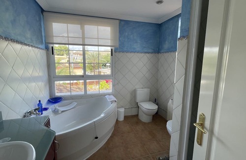 Coveta Fuma Chalet De Esquí | Villa 1 Minute from the Beach. 1 min from the Tram Stop, Car Not Necessary.