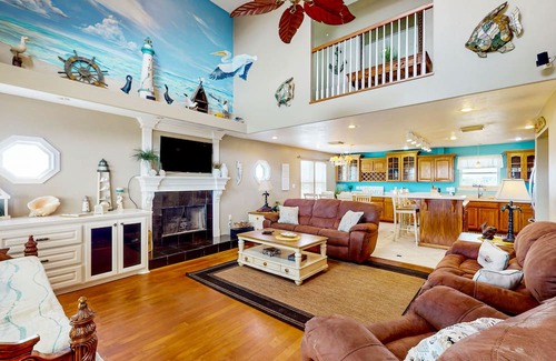Gilchrist Casa | Iconic Gulf-front house with balcony, large deck & amazing views - dog-friendly