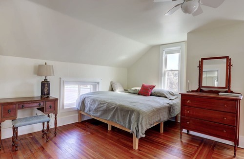 Palenville Otro | Cozy and quiet 1850's Saxton Creek Farmhouse close to Saugerties, Woodstock