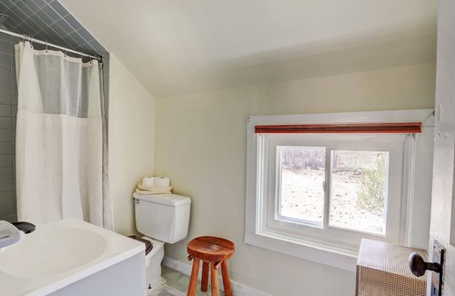 Palenville Otro | Cozy and quiet 1850's Saxton Creek Farmhouse close to Saugerties, Woodstock