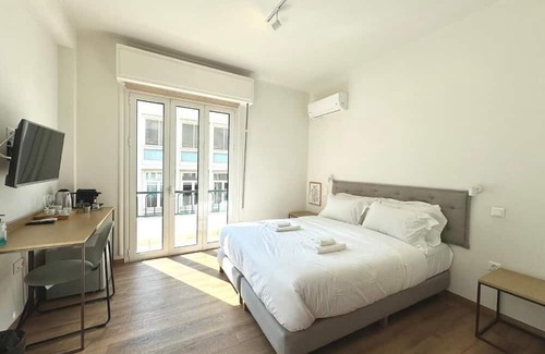 Kaisariani Apartamento | Deluxe Queen or 2 Single Beds - R3 with balcony
