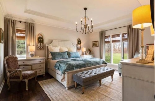 Buechel Casa | Derby & Valhalla Luxurious, Clean & Comfortable!