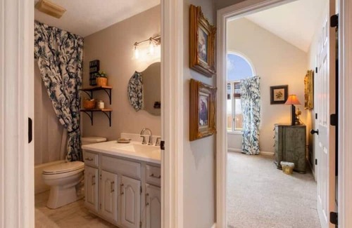 Buechel Casa | Derby & Valhalla Luxurious, Clean & Comfortable!
